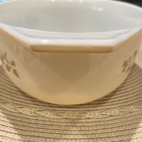 Pyrex Golden Acorn Casserole Dish and Lid - Picture 5 of 11